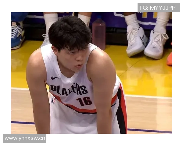 开拓者前线记者小傅期待小杨在篮球场上展现真实自我的那一天